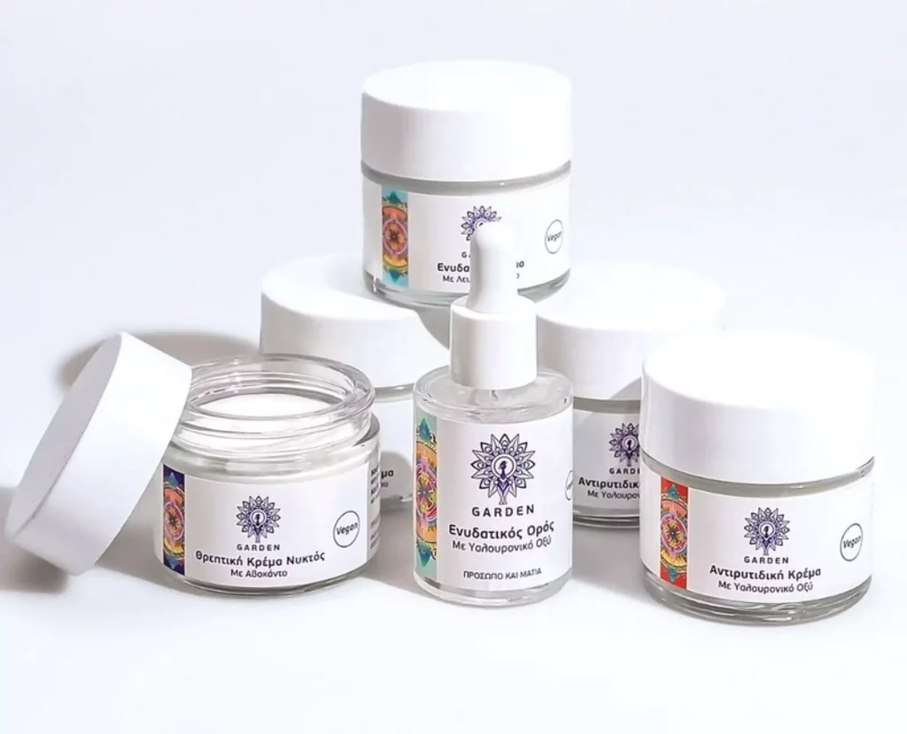 Brand of the Month: Garden - BeautyNet - BeautyNet - - H GARDEN είναι μια Ελληνική εταιρία καλλυντικών, που εξειδικεύεται στη δημιουργία προϊόντων περιποίησης, θεωρώντας την ομορφιά ως αποτέλεσμα εσωτερικής ισορροπίας και σύνδεσης με το περιβάλλον. Κύριο όραμα του brand & πηγή έμπνευσης για το όνομά του είναι να δημιουργήσουν ένα κήπο πολύχρωμων αισθήσεων σε φαρμακευτικά προϊόντα που δημιουργούν, με πρωταγωνιστή το παγώνι, που είναι και Brand of the Month: Garden - BeautyNet - BeautyNet -