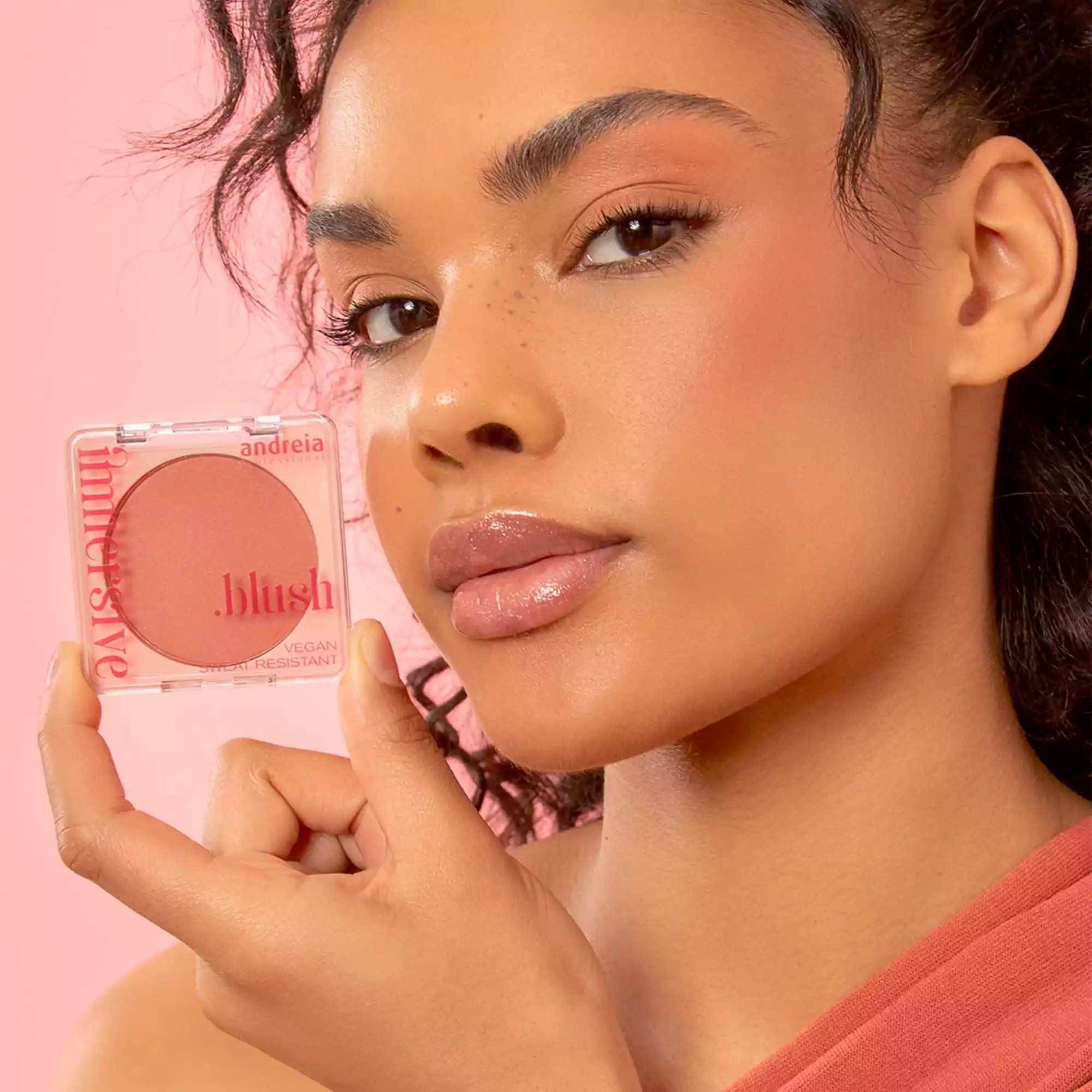 Andreia Immersive Blush 4g - BeautyNet - - Το Immersive Blush της Andreia είναι η λεπτομέρεια που κάνει όλη τη διαφορά. Αναδεικνύει, φωτίζει και δίνει ζωντάνια στο πρόσωπο με ευκολία και κομψότητα. Andreia Immersive Blush 4g - BeautyNet -